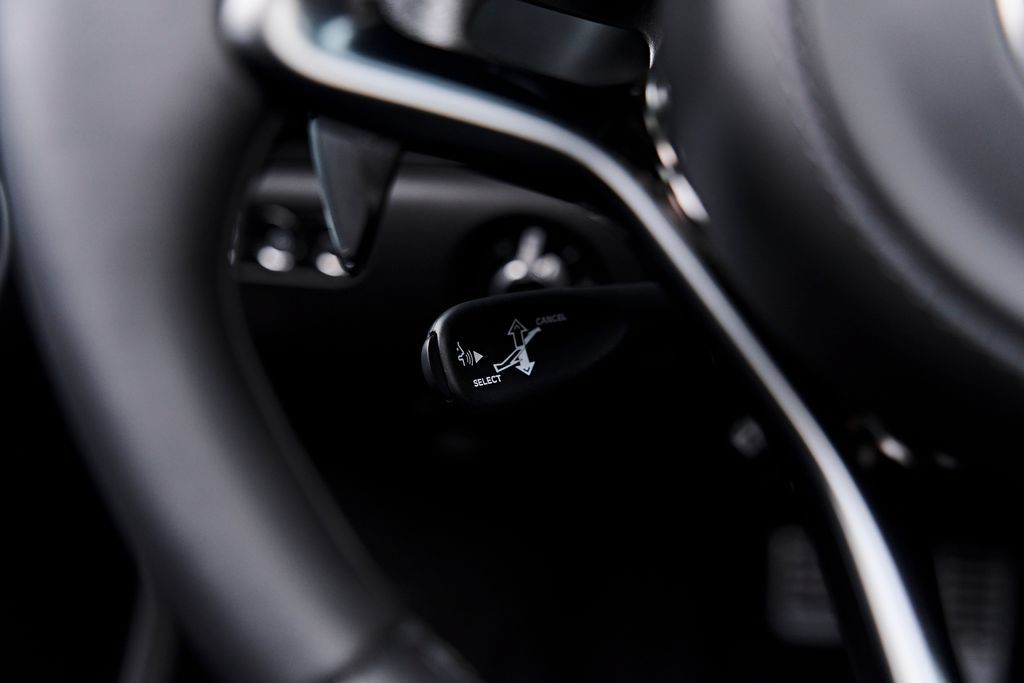 Used 2025 McLaren Artura Spider RWD image 59
