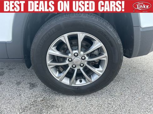 Used 2019 Jeep Cherokee Latitude Plus w/ Cold Weather Group AWD/4WD image 23