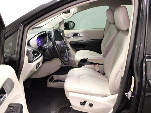 Used 2018 Chrysler Pacifica Touring-L FWD image 18