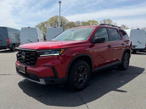 Used 2025 Honda Pilot TrailSport image 3