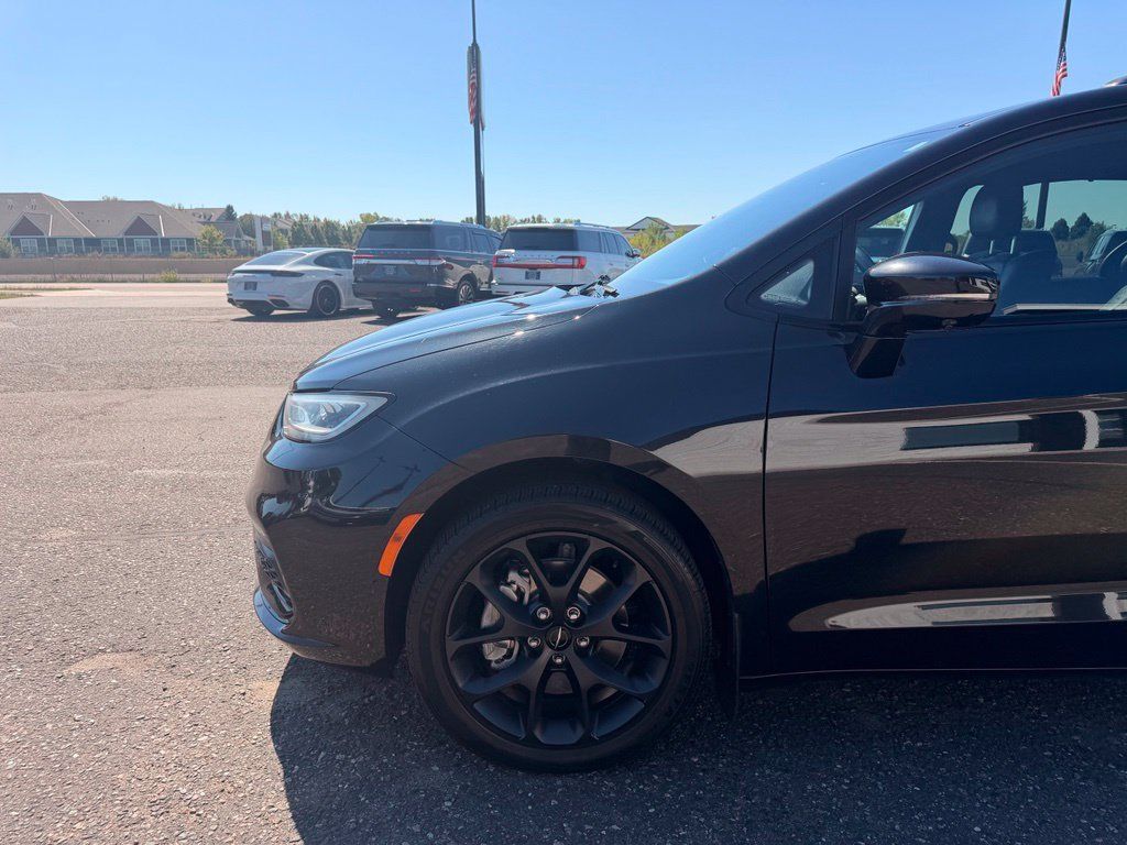 Used 2021 Chrysler Pacifica Touring-L w/ Uconnect Theater Family Group AWD/4WD image 10
