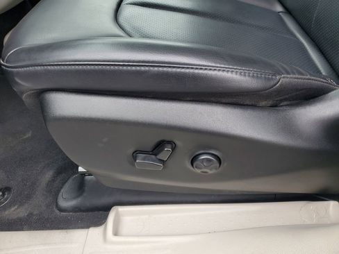 Used 2023 Chrysler Pacifica Touring-L FWD image 10