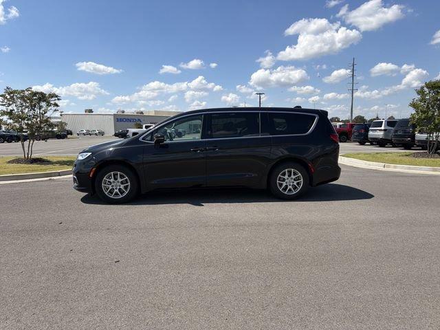 Used 2023 Chrysler Pacifica Touring-L FWD image 2