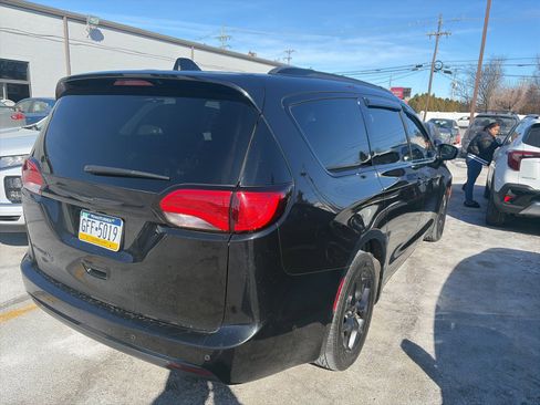 Used 2019 Chrysler Pacifica Touring-L Plus w/ Advanced Safetytec Group image 6