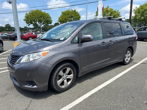 Used 2013 Toyota Sienna LE FWD image 12