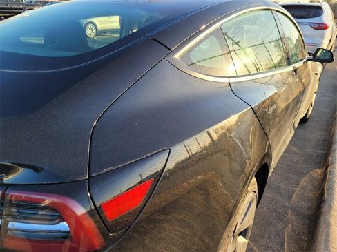 Used 2023 Tesla Model 3 Standard Range image 9