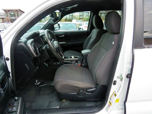 Used 2017 Toyota Tacoma TRD Off-Road image 11