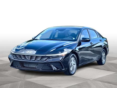 Used 2025 Hyundai Elantra SE FWD image 4