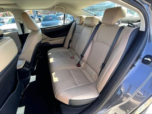 Used 2020 Lexus ES 300h w/ Accessory Package image 20