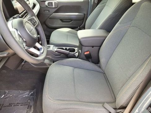 Used 2025 Jeep Wrangler Unlimited Sahara AWD/4WD image 17