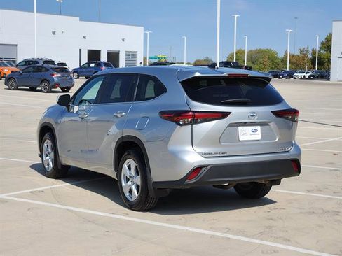 Used 2024 Toyota Highlander LE image 3