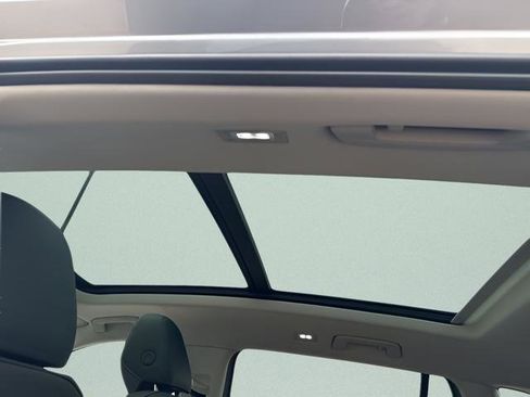 New 2025 Volkswagen Tiguan SE image 19