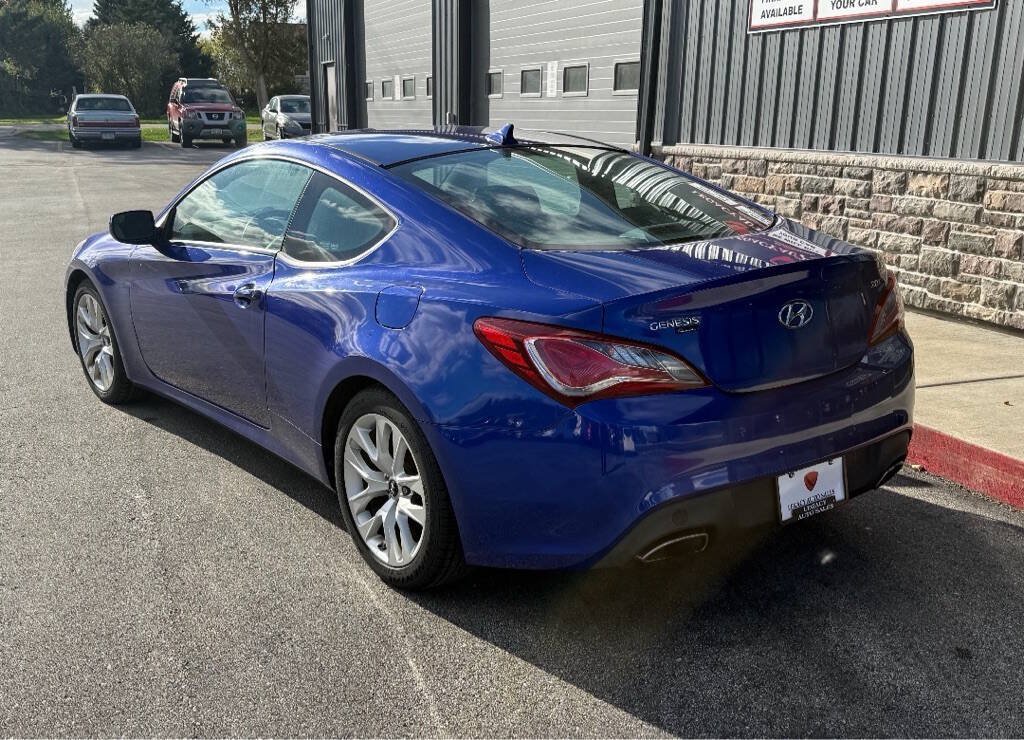 Used 2013 Hyundai Genesis 2.0T RWD image 2