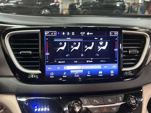 Used 2024 Chrysler Pacifica Touring-L image 21