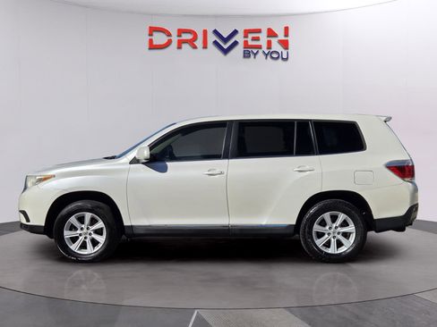 Used 2013 Toyota Highlander FWD image 2