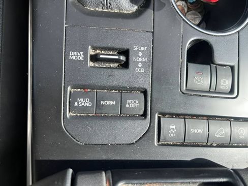 Used 2022 Toyota Highlander XLE AWD/4WD image 30