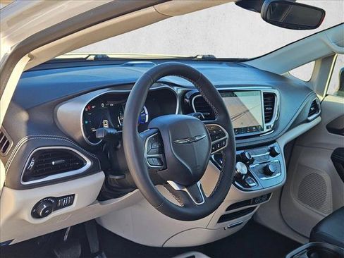Used 2024 Chrysler Pacifica Limited FWD image 10