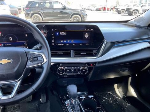Used 2025 Chevrolet Trax LT w/ LT Convenience Package FWD image 5