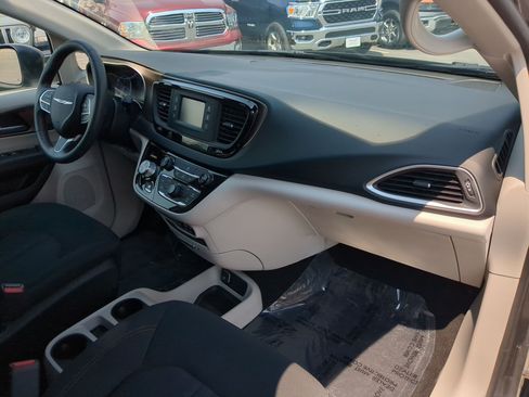 Used 2017 Chrysler Pacifica LX FWD image 33