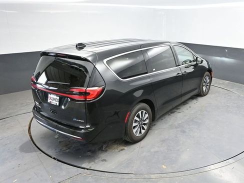 Used 2023 Chrysler Pacifica Touring-L FWD image 42