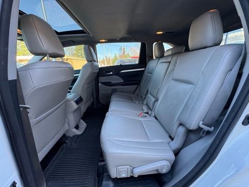 Used 2018 Toyota Highlander XLE image 13