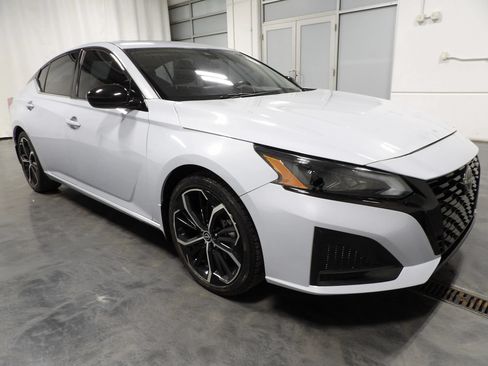 Used 2023 Nissan Altima 2.5 SR w/ SR Premium Package FWD image 2