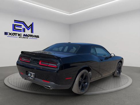 Used 2019 Dodge Challenger SXT RWD image 5