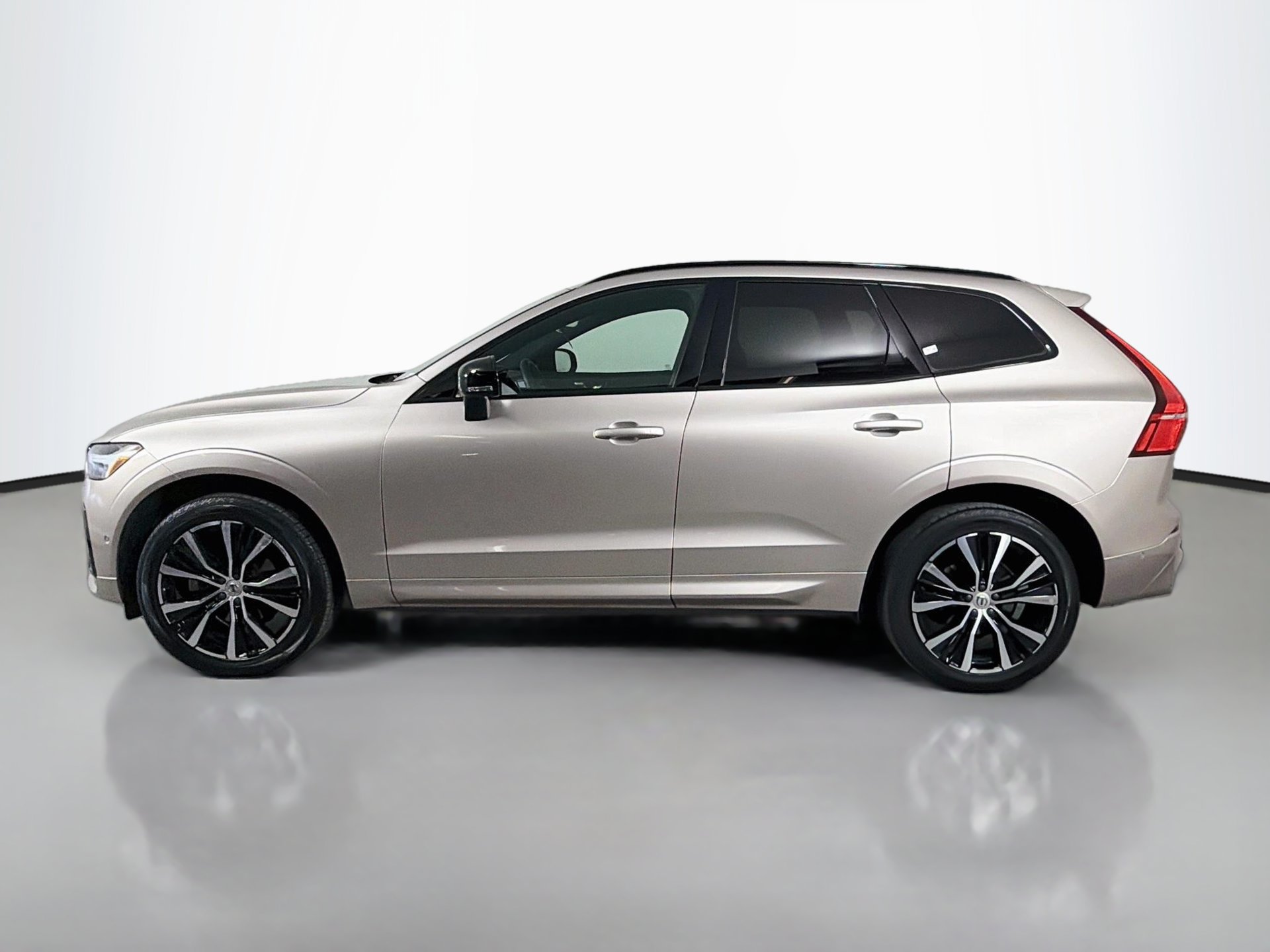 Certified 2023 Volvo XC60 B5 Ultimate w/ Climate Package AWD/4WD image 9