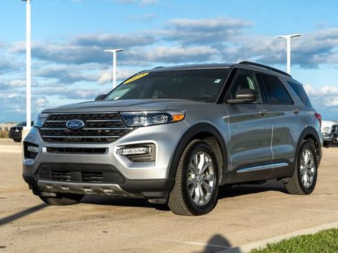 Used 2023 Ford Explorer XLT w/ Equipment Group 202A RWD image 3