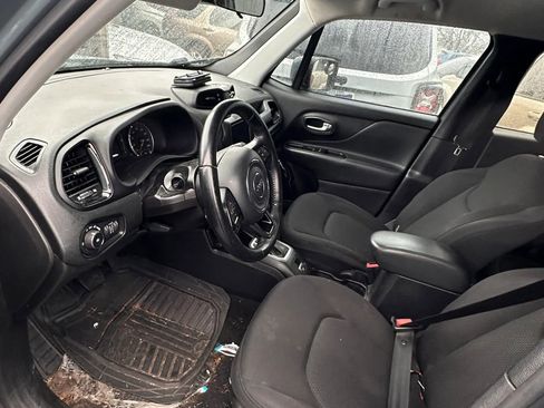 Used 2018 Jeep Renegade Altitude FWD image 3
