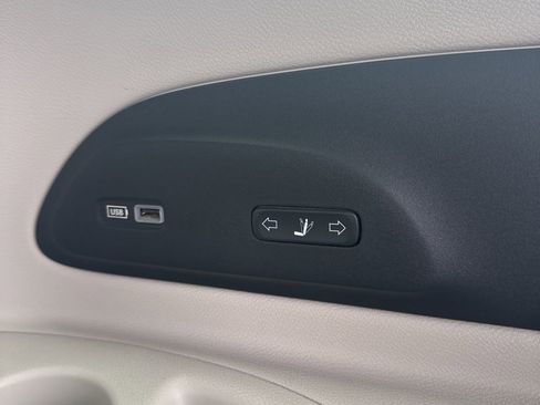 Used 2018 Chrysler Pacifica Limited w/ Tire & Wheel Group FWD image 35