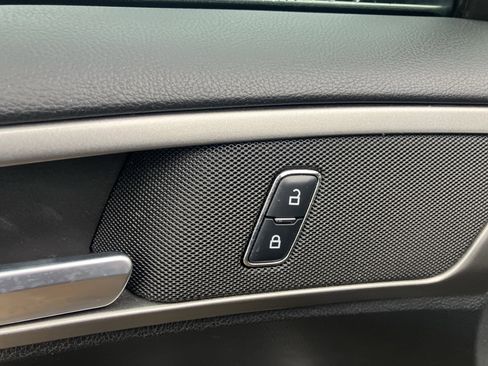 Used 2018 Ford Fusion SE w/ Fusion SE Technology Package FWD image 17
