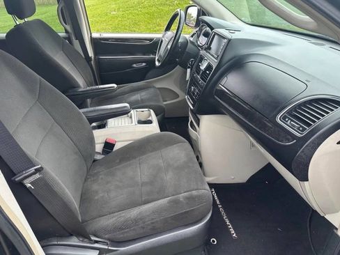 Used 2012 Chrysler Town & Country Touring FWD image 10