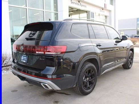 Used 2025 Volkswagen Atlas Peak Edition SE image 6