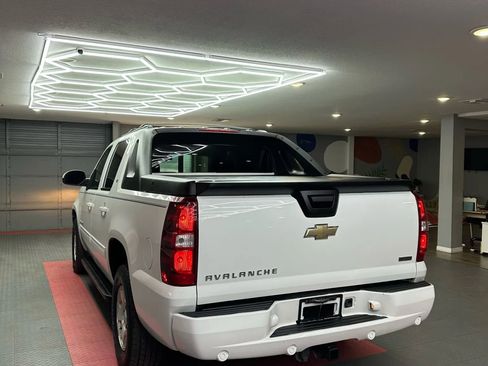 Used 2011 Chevrolet Avalanche LT image 4