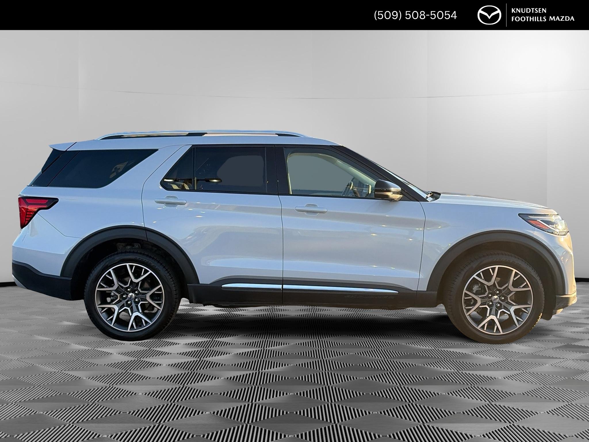 Used 2025 Ford Explorer Platinum w/ Ultimate Package AWD/4WD image 8