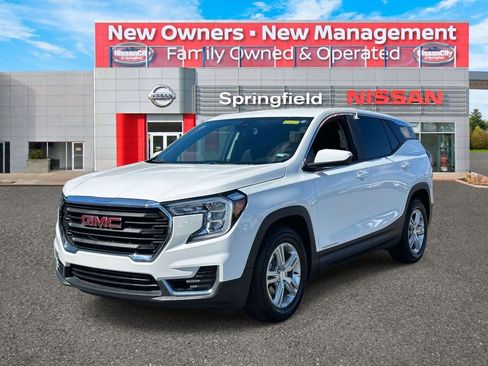 Used 2024 GMC Terrain SLE image 2