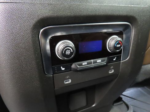 Used 2024 Chevrolet Suburban High Country image 11