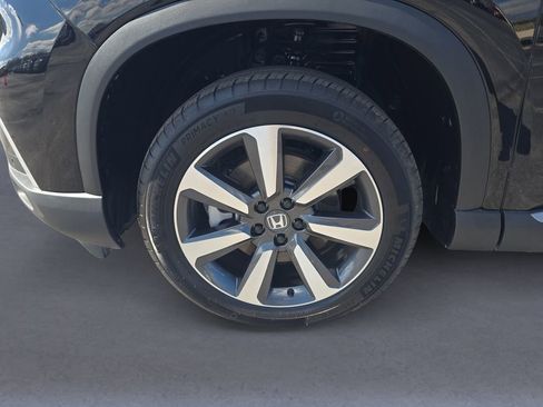 Certified 2025 Honda Pilot Touring image 9