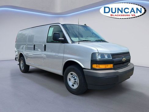 Used 2018 Chevrolet Express 2500 w/ Driver Convenience Package RWD image 1