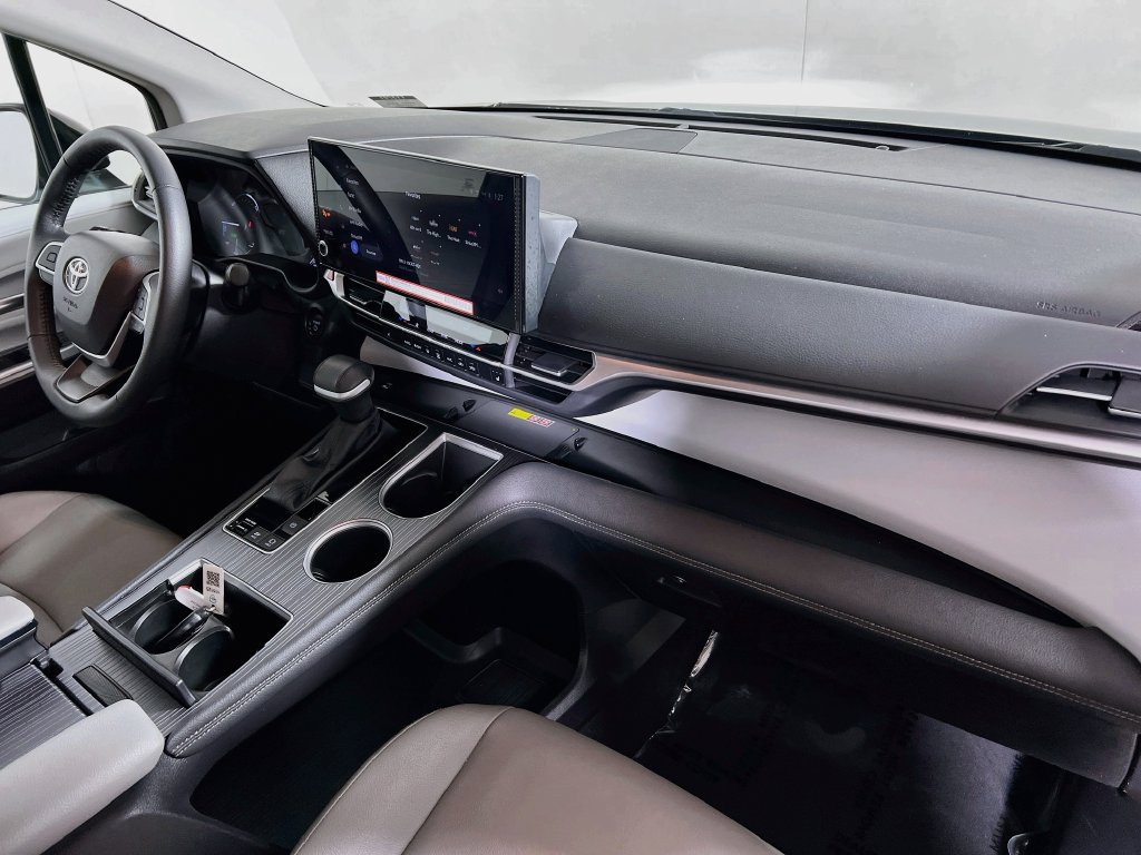 Certified 2025 Toyota Sienna XLE FWD image 27