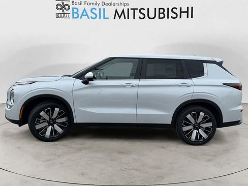 Used 2025 Mitsubishi Outlander SE image 6