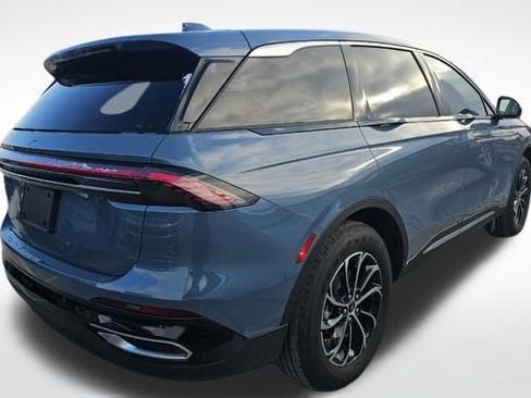 Used 2025 Lincoln Nautilus Premier image 5