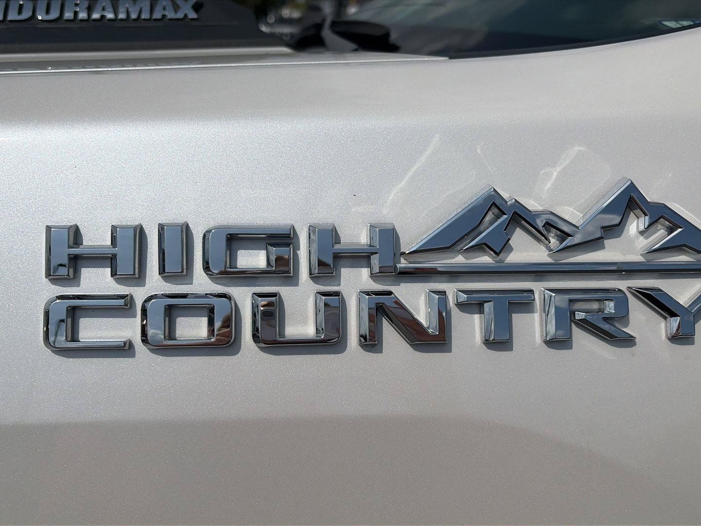 Used 2025 Chevrolet Silverado 2500 High Country w/ Technology Package AWD/4WD image 9