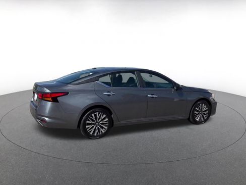 Used 2025 Nissan Altima 2.5 SV FWD image 15