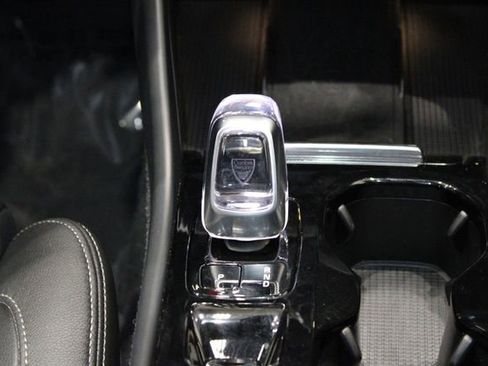 Used 2025 Volvo XC40 B5 Plus image 39