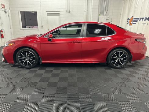 Used 2021 Toyota Camry SE w/ Cold Weather Package image 6