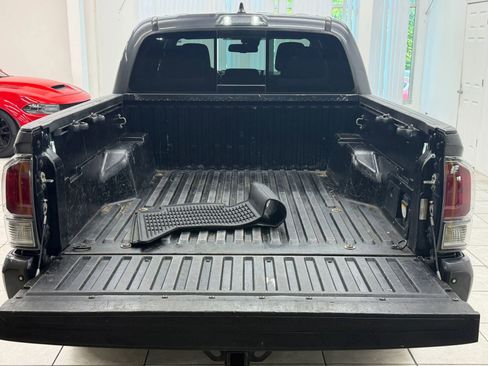 Used 2021 Toyota Tacoma TRD Sport w/ Technology Package AWD/4WD image 17