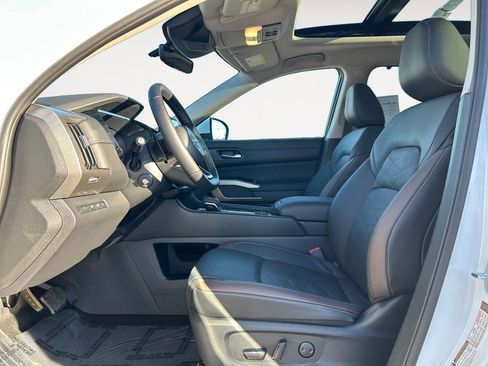 Used 2025 Nissan Pathfinder Platinum w/ Cargo Package image 15