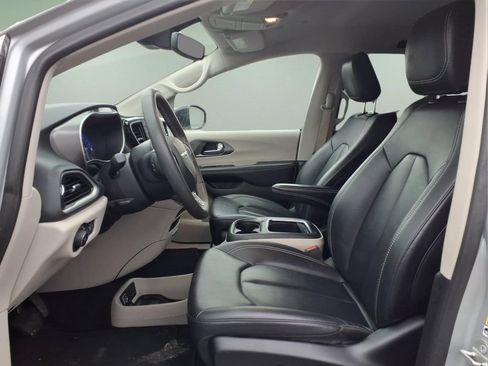 Used 2024 Chrysler Pacifica Touring-L FWD image 4